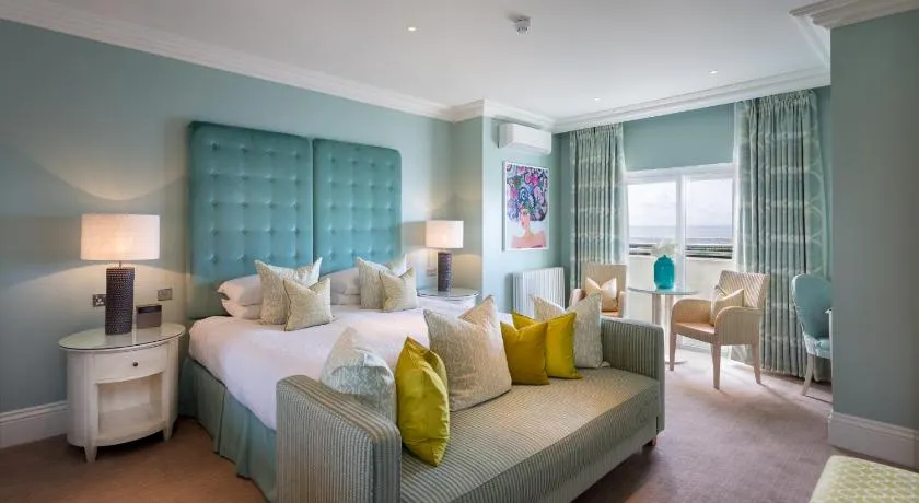 Roslin Beach Hotel - Image 1