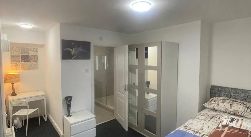 en-suite rooms available for short term - Image 1