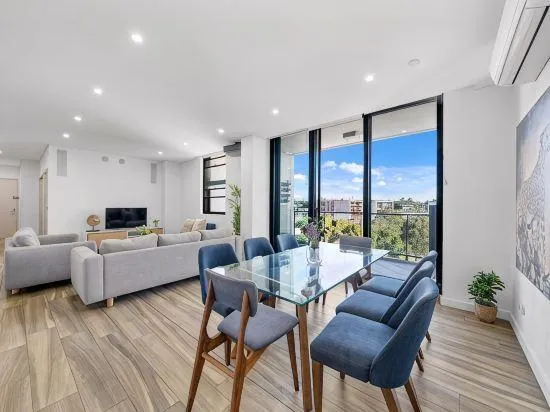 Modern 3BR Apt with Parking Walk to ICC & Darling Harbour & CBD & Chinatown - Image 1