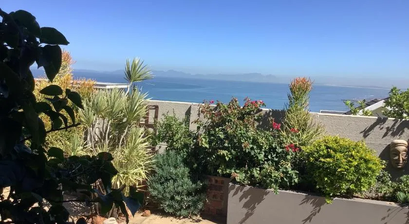 Garden apartment with amazing sea and mountain view - Image 1