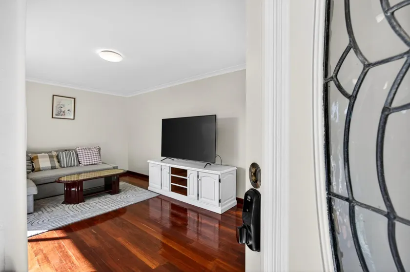 Spacious 4-Bed House with Private Garage - Image 1