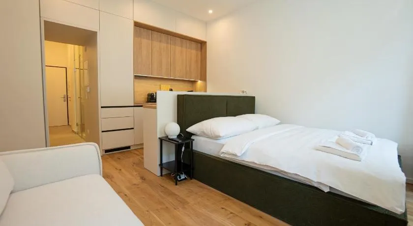 Elegant studio with king-size bed Self check-in - Image 1
