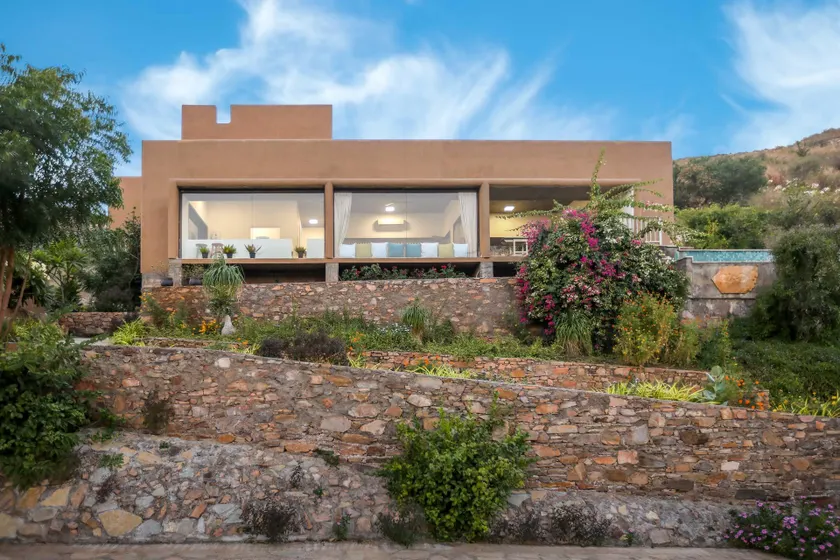 StayVista's Sage Scenery - Mountain-View Villa with Infinity Pool & Terrace - Image 1