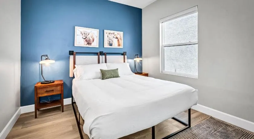 Single Bedroom - Queen Size. Heart of Downtown Vista - Image 1
