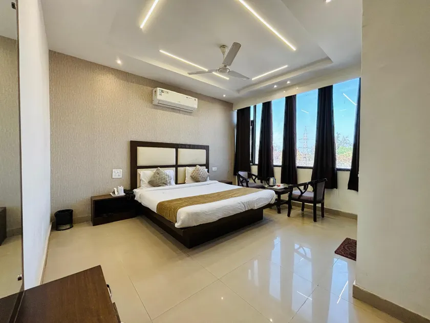 Hotel The Benz - Image 1