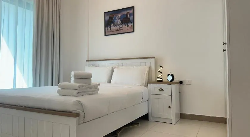 Sleek 1BR in DSO, Dubai - Image 1