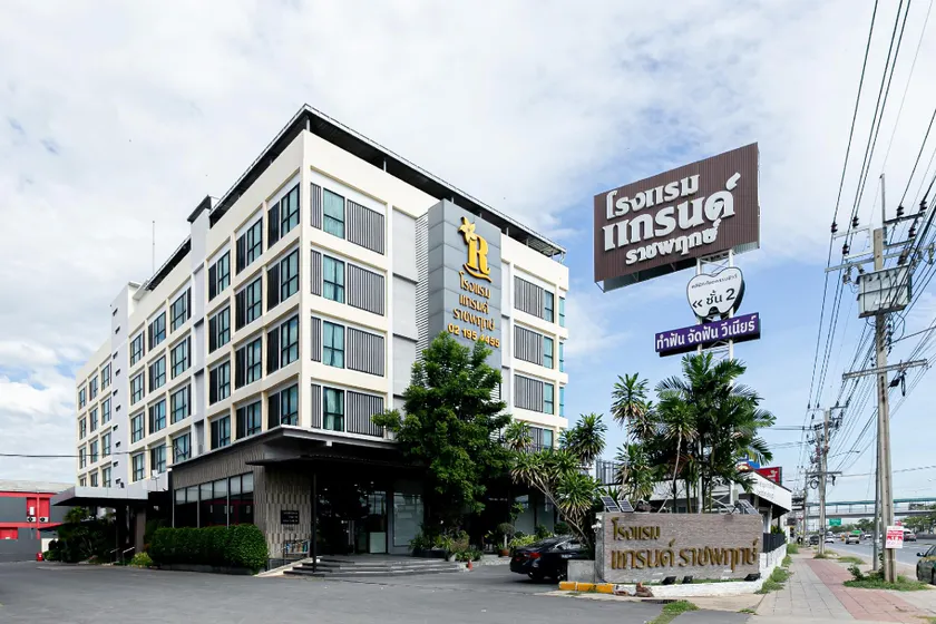 Grand Ratchapruek Hotel - Image 1