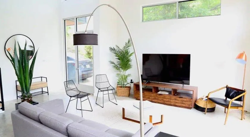 Stunning Modern Home w Pool and Hot Tub in DT - Image 1