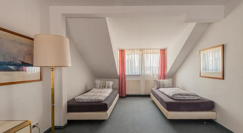 Hotel für Monteure in Dresden, Zimmer mit eigenem Bad und großer Gemeinschaftsküche - Image 1