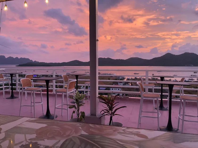 Sunburn Suites and Rooftop Bar - Image 1