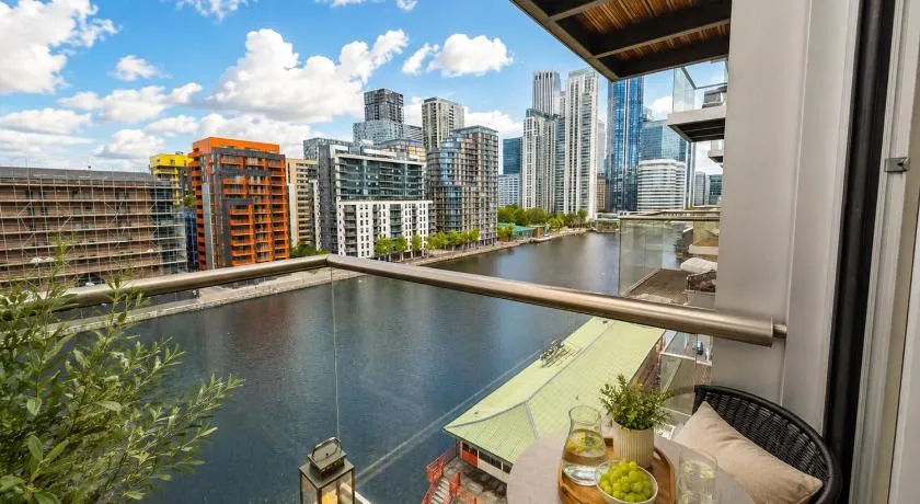Deluxe Two Bedroom Canary Wharf Apartment - Image 1