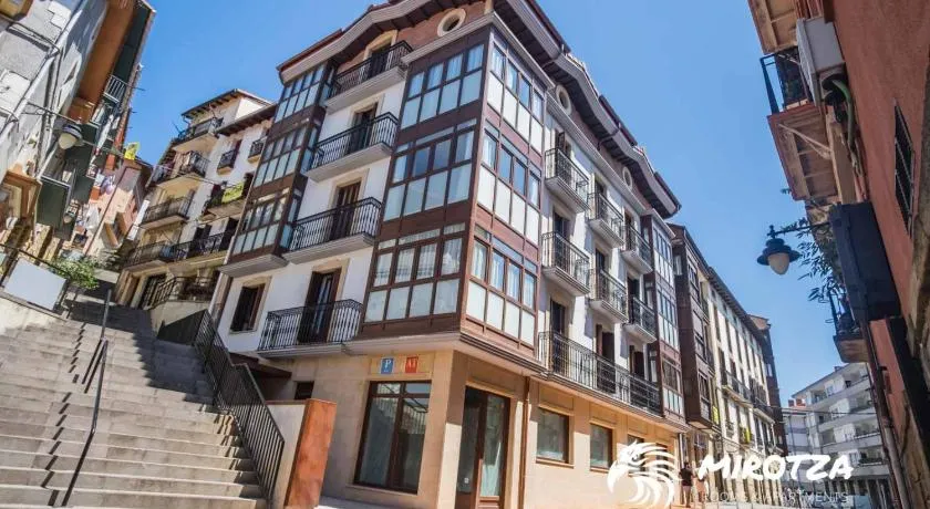 MIROTZA ROOMS AND APARTMENTS - Image 1
