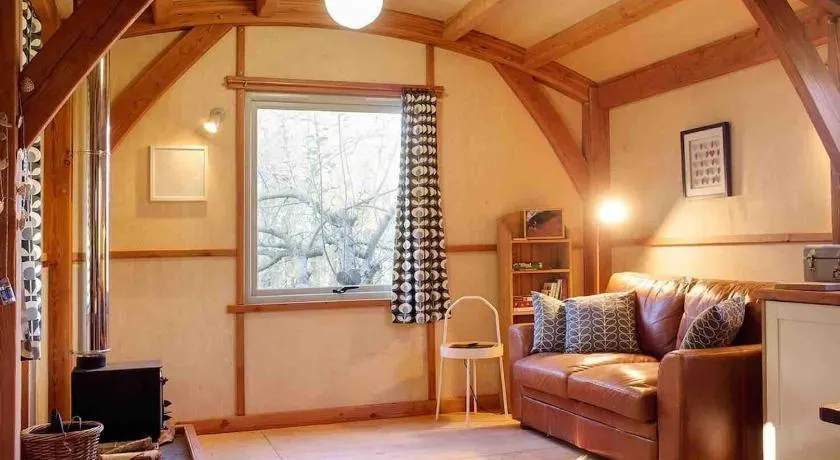 Daisy-a romantic logcabin hiding amongst the trees - Image 1
