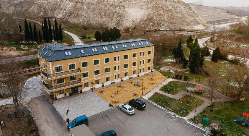 Port Lake Hotel - Image 1