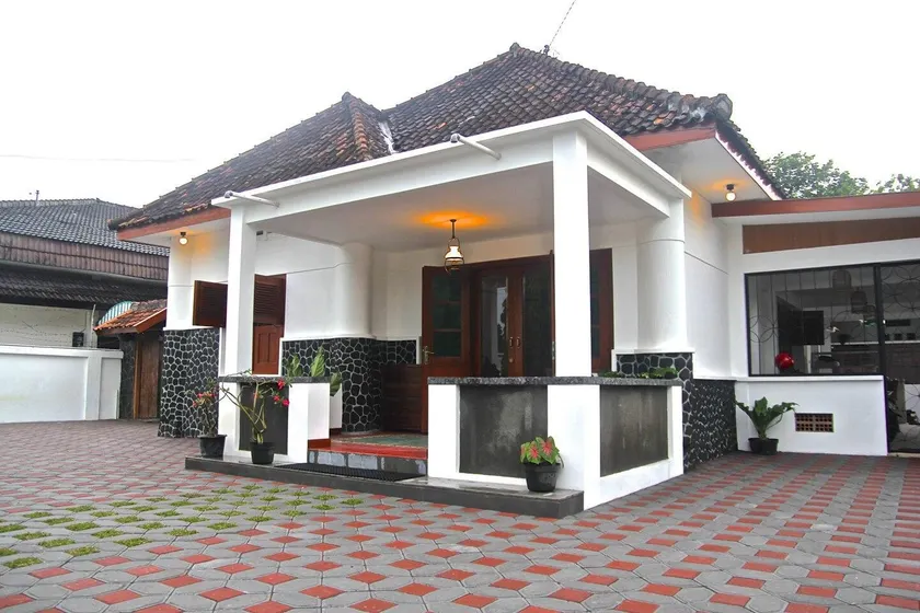 Ndalem Surokarsan - all 4 rooms for 8 pax - Image 1