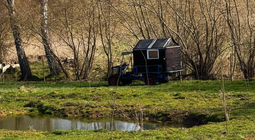 Kuschliger Schäferwagen mit Schlafsack autark auf Wiese - Image 1