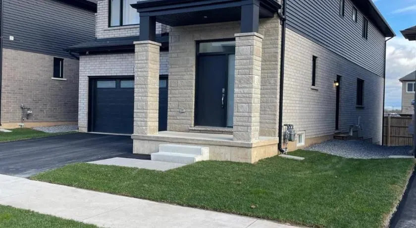 Bright Private 2BR Suite Near Niagara Falls Family-Friendly - Image 1