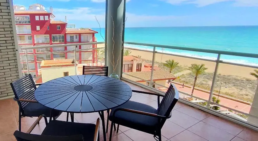 Apartamento en la playa con piscina - Image 1