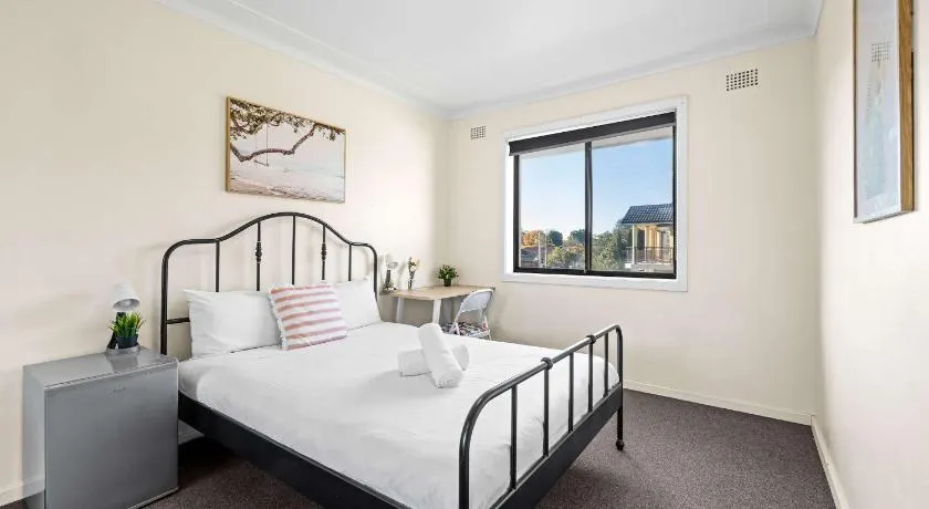 Peaceful Rooms – Easy Access to Transit & Local Stores - Image 1