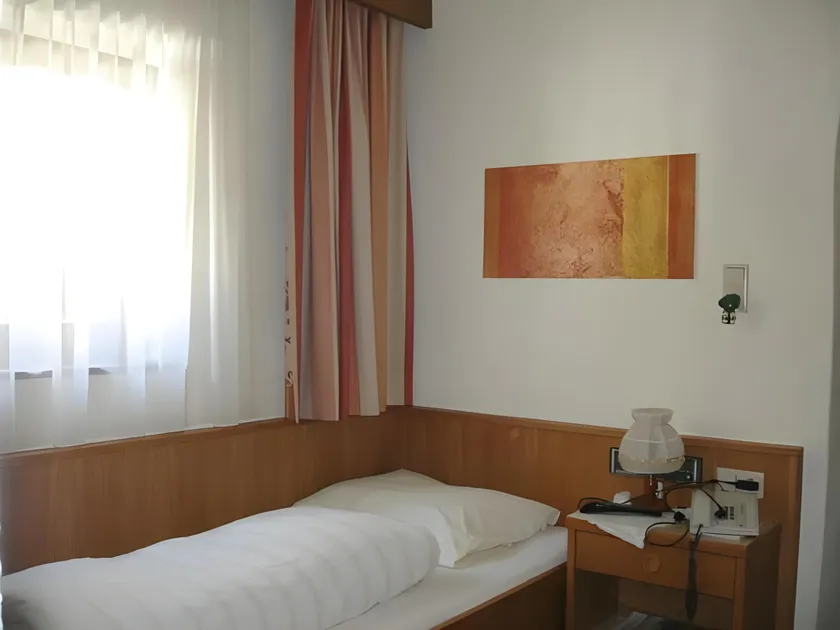 Single room, shower, toilet - Image 1