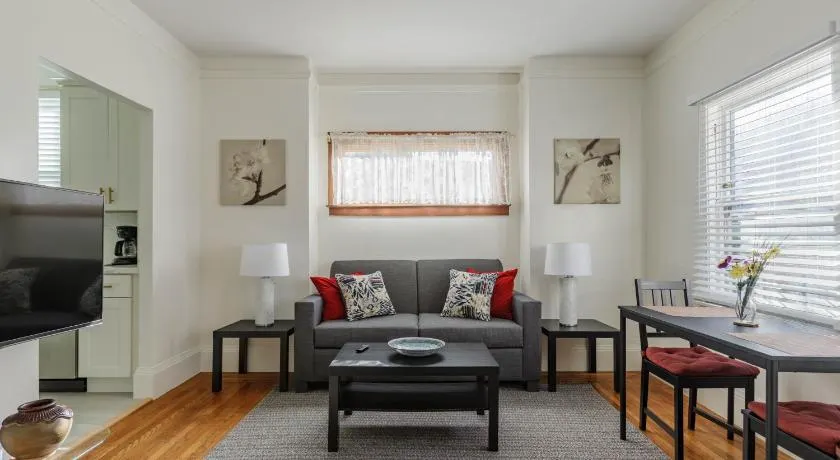 4 - Berkeley Private Apartment with Parking & Laundry - Image 1