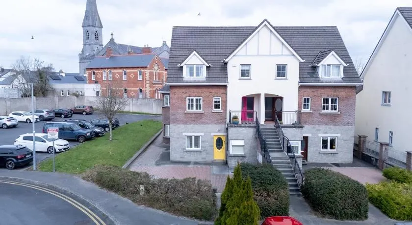 Townhouse in the heart of Ennis Co Clare - Image 1