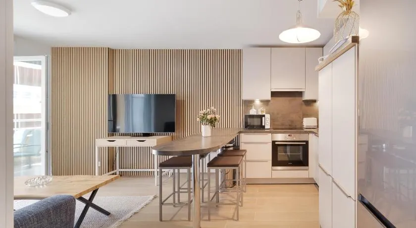 Cosy Apartment, 1 Min Walk to Beach, Heart of Juan-les-Pins - Image 1