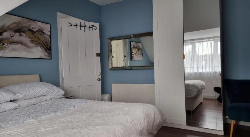 Beautiful double room, mins away from Norbury station - Image 1