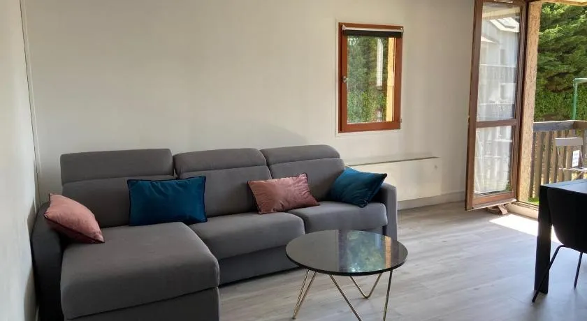Spacious T3 with balcony - close to town center - Image 1