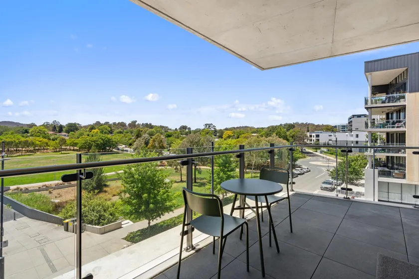 Elegant 3-bed Apt With Park Views in Campbell - Image 1
