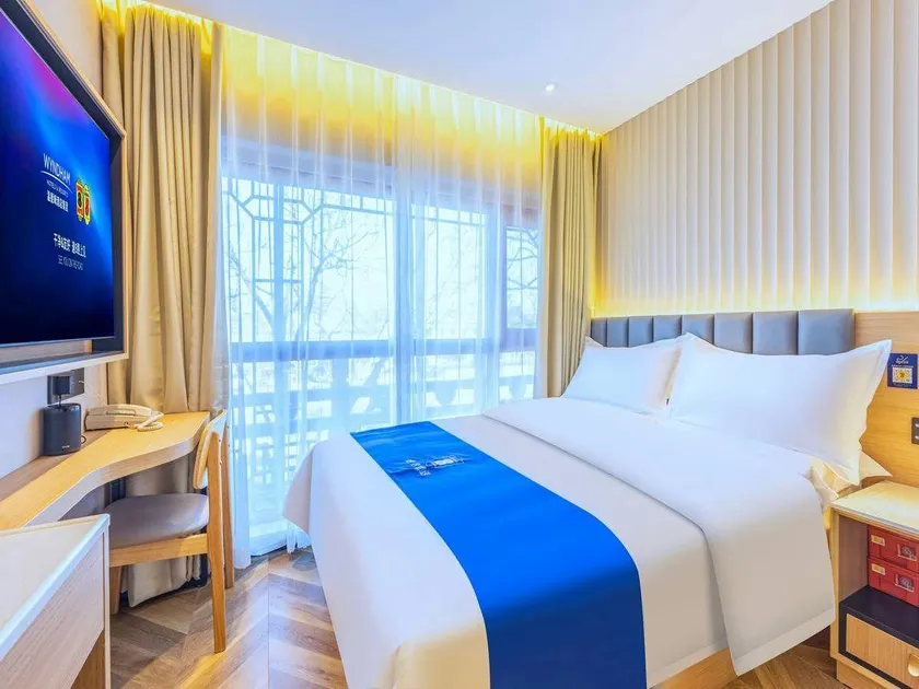 Super 8 Select Hotel (Beijing Nanluoguxiang Subway Station Branch) - Image 1