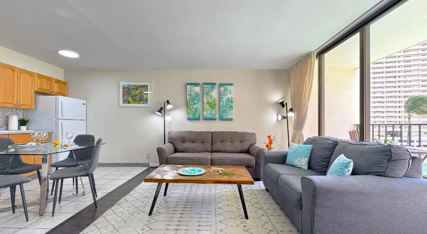 Waikiki Banyan condo with heated pool & free parking - Image 1