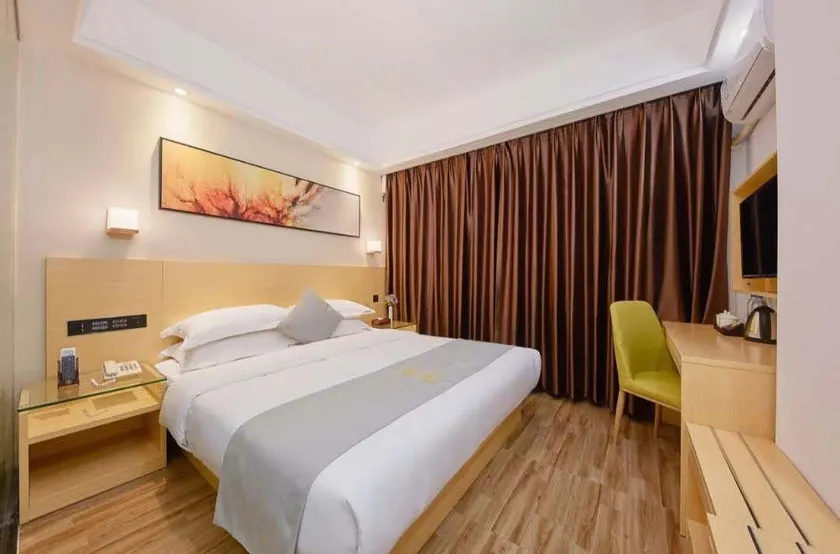 Dolphin Bay Hotel - Image 1