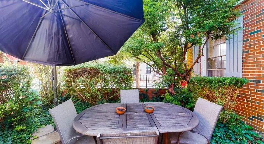 Historic downtown townhome with brick courtyard, sunroom & parking - Image 1