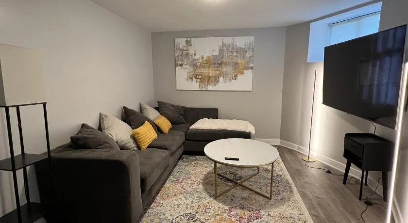Modern 3 Bedroom Close to Downtown Chicago - Image 1