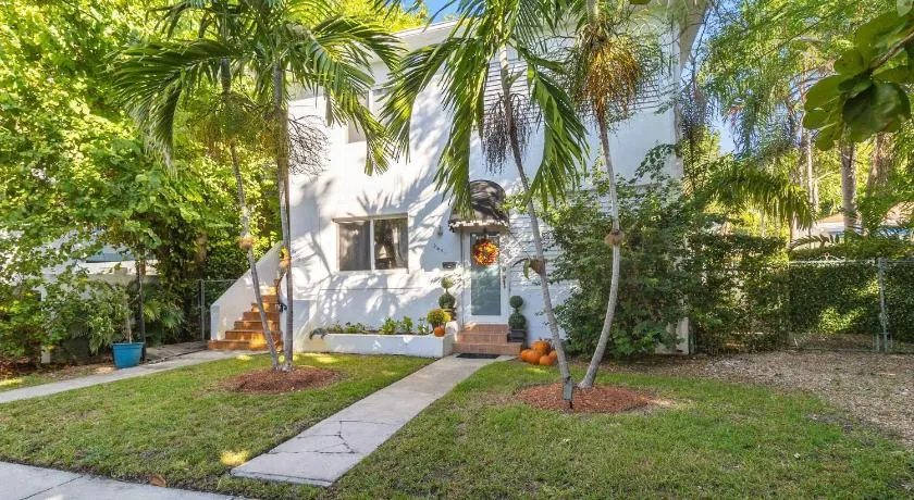 3 Bedroom Apartment with Backyard Oasis - Image 1