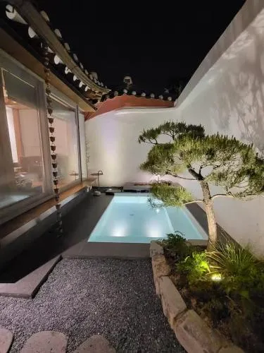 Korea Premium Hanok with Private Jacuzzi in Bukchon Village near Gyeongbokgung, Gwanghwamun, Jongno, Seoul - Image 1