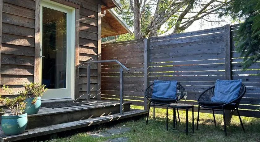 Studio Cedar Guest Cottage - Image 1