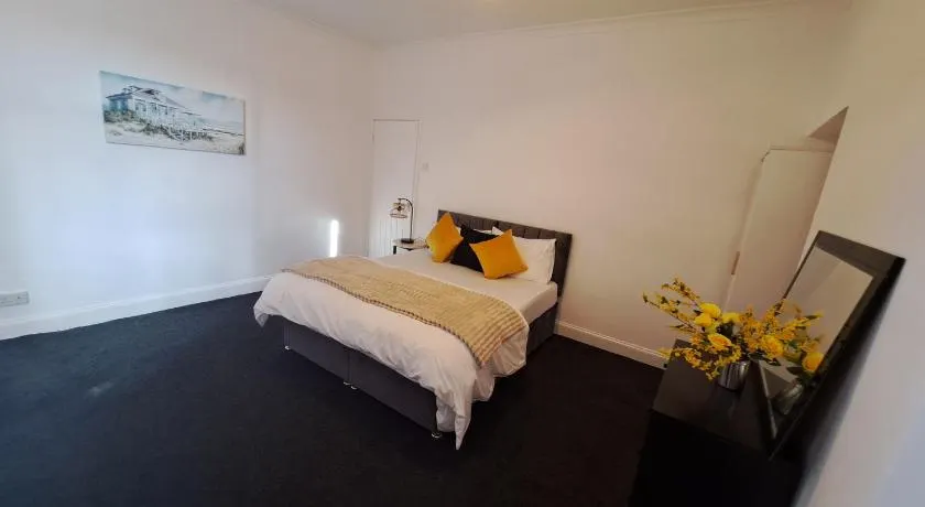 Large 3 bedroom house, Perfect for business stays, long-term projects, and family getaways, Sleeps 5 people - Image 1