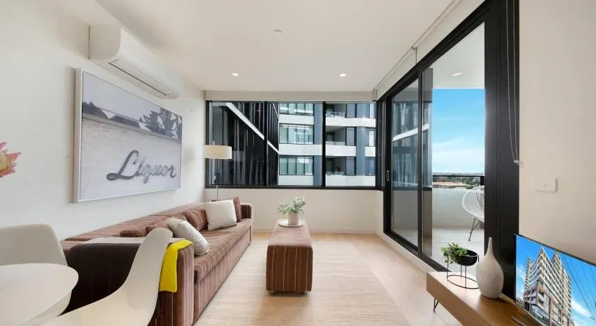 Cool and Contemporary on the City Edge - Image 1