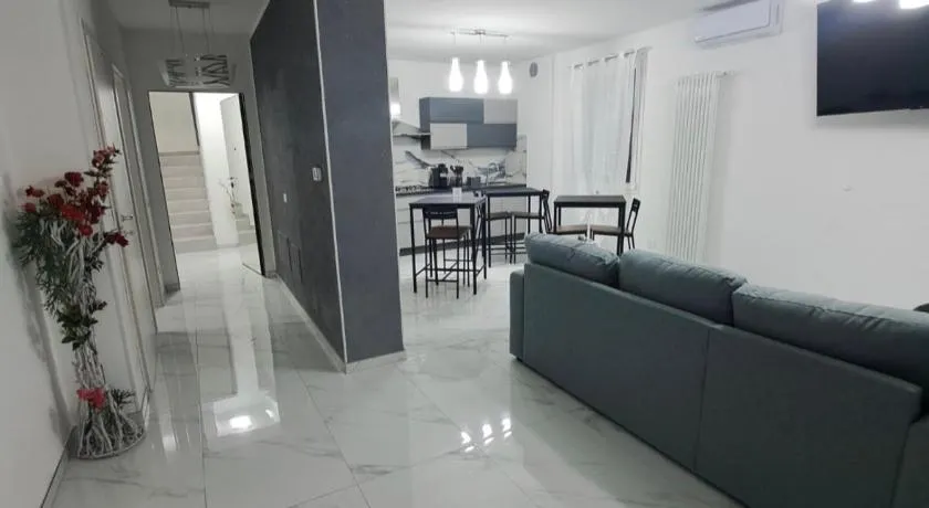 B&B Deluxe - Image 1