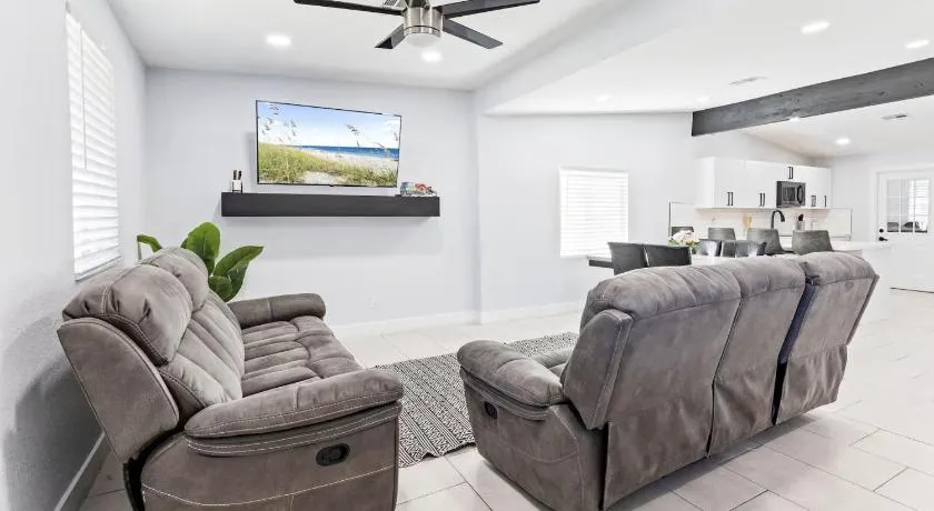 Affordable Modern Home Near Airport! Private AZ - Image 1