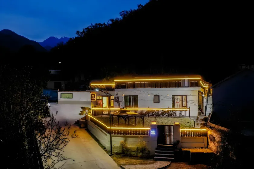 Floral Taishan Mountain Oak Wei Hostel - Image 1