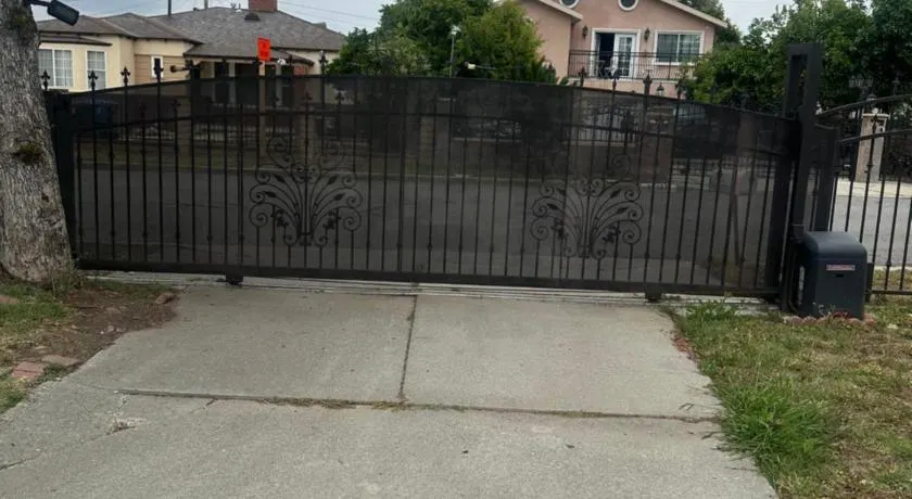 Spacious Family Home with 2 King Beds, Parking & Near 60 Freeway - Image 1