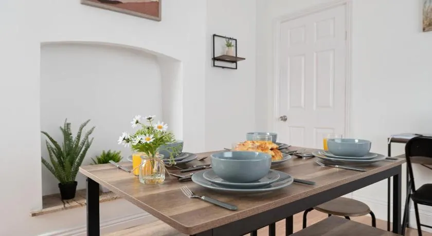 Stylish 3-Bed Home, Free Double Parking, Near Seafront - Image 1