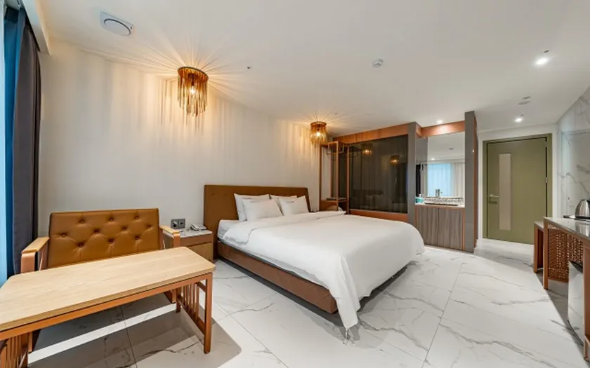 Gimpo Hotel California - Image 1