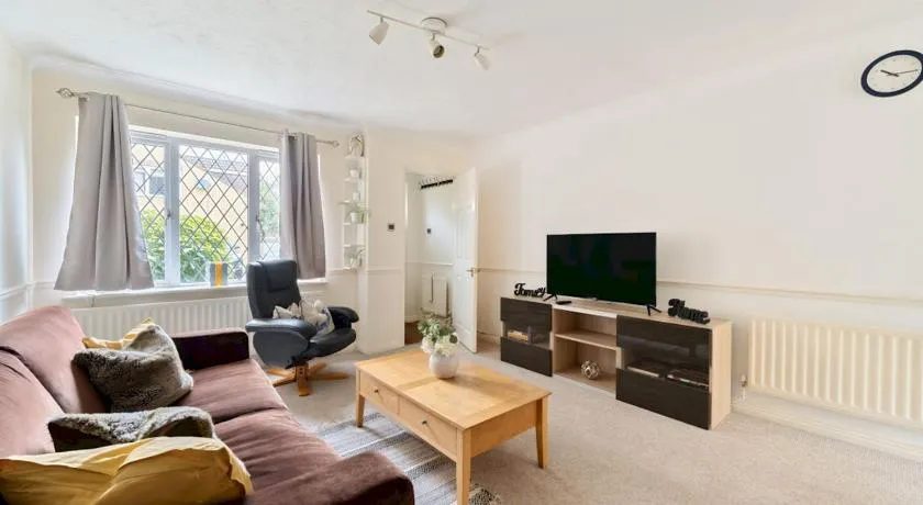 Experience Surrey 2Bed Home in Walton with Parking - Pass the Keys - Image 1