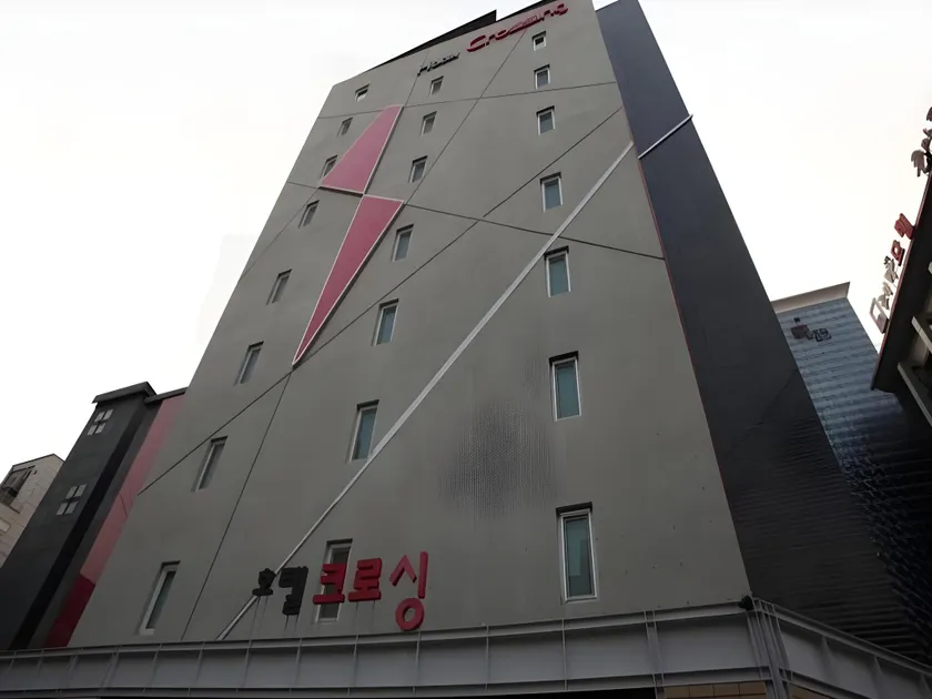 Crossing Hotel - Image 1