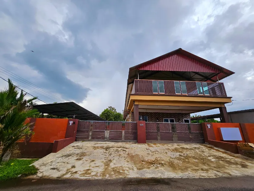 The Blue Guest House, WiFi, Free Parking, Aulong - Image 1