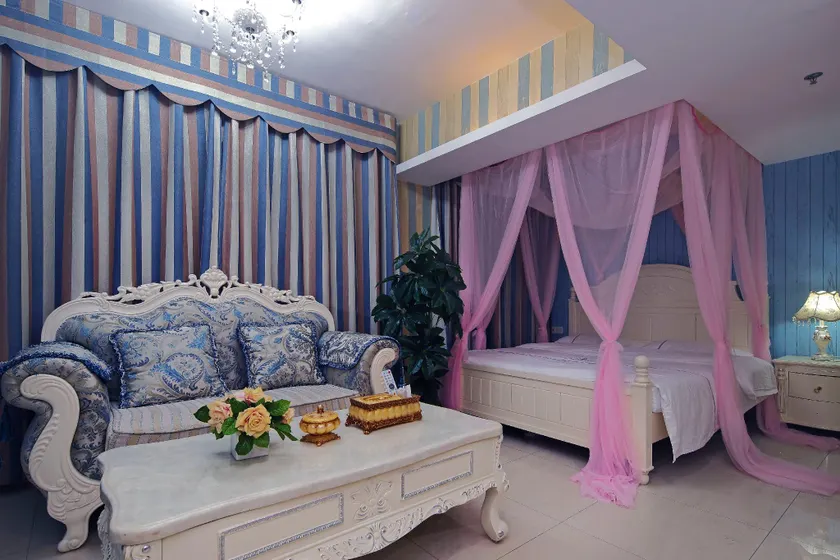 Enjoy Home Theme Hostel (Aoyuan Plaza Branch) - Image 1